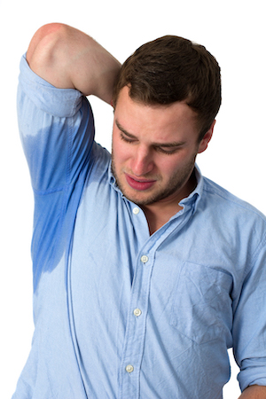 Mann mit Schweißfleck unter dem Arm